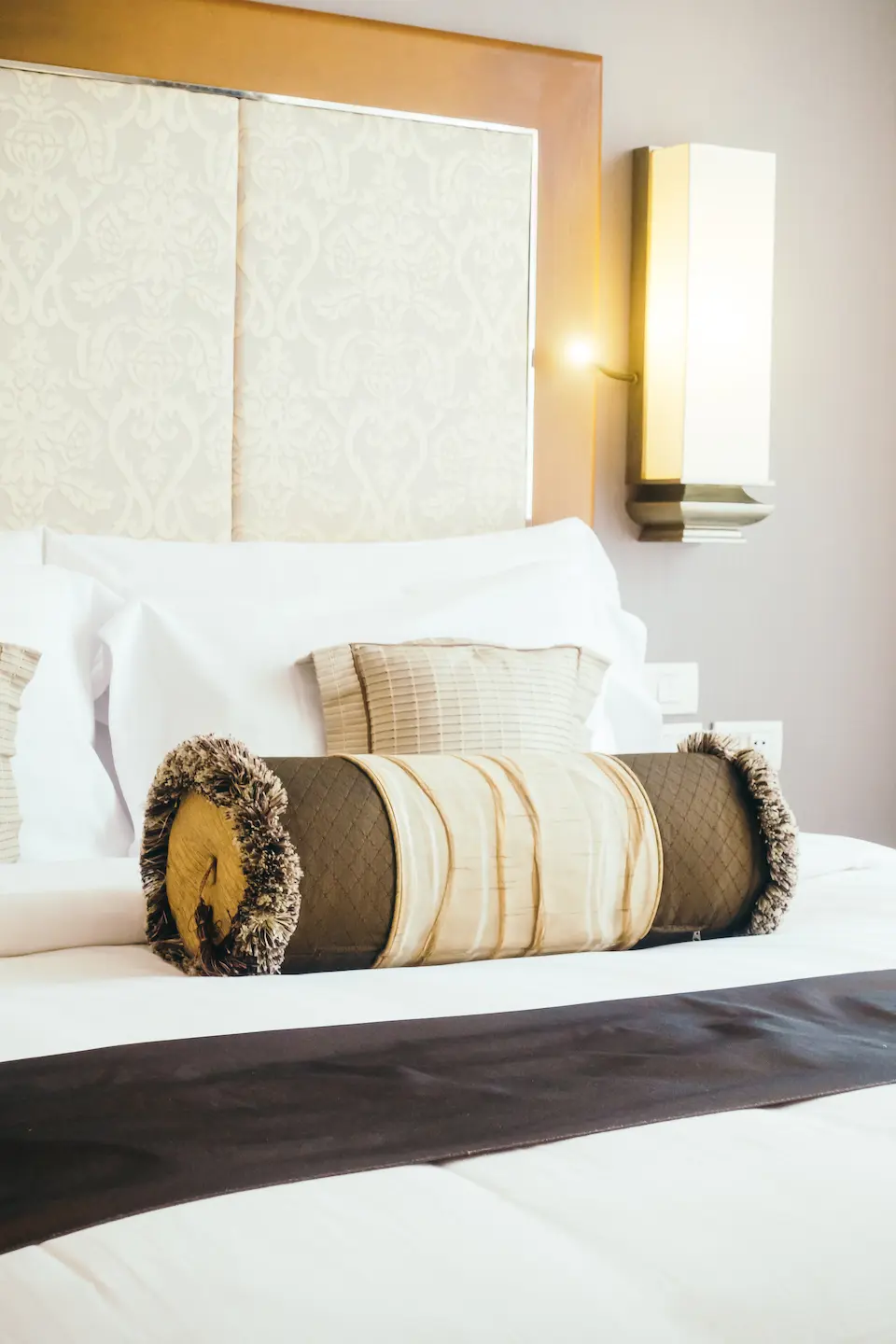 Pillow on bed nb5p3tz