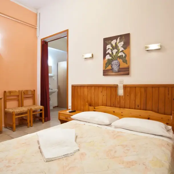 Athina hotel delfoi krevati diplo