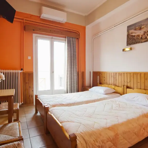 Athina hotel delfoi mona krevatia