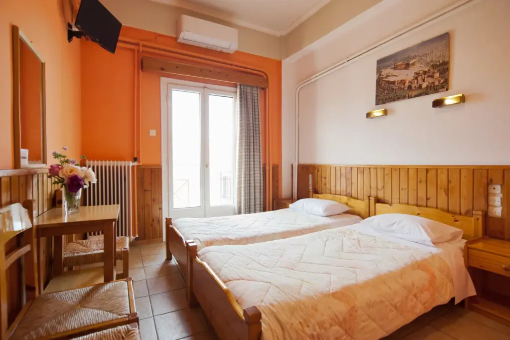 Hotel athina delphi oikogeneiako domatio 4 atomon me thea thalassa 3