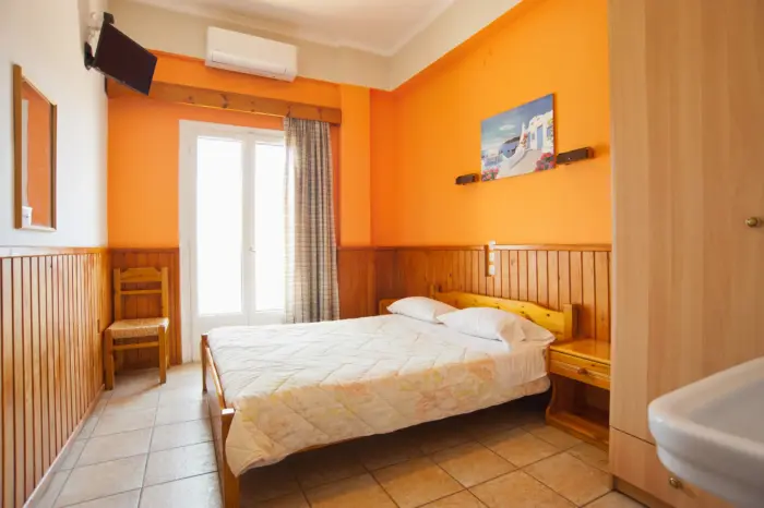 Hotel athina delphi oikogeneiako domatio 4 atomon me thea thalassa