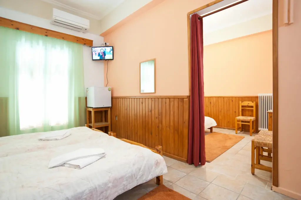Hotel athina delphi oikogeneiako domatio 5 atomon