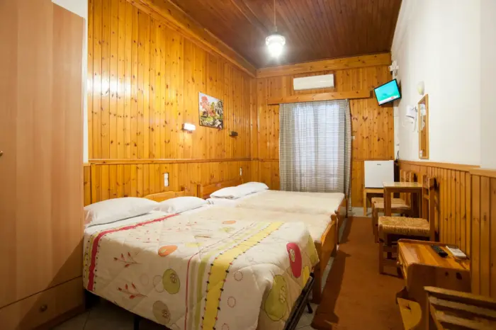 Hotel athina delphi oikogeneiako domatio me thea poli